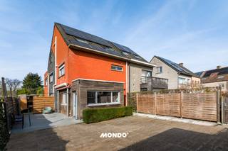 Deze ruime en energiezuinige gezinswoning met maar liefst 6 slaapkamers en 2 badkamers biedt een ideale combinatie van comfort, ruimte en functionaliteit. Dankzij het gunstige EPC-label B, de aanwezige zonnepanelen en het lage energieverbruik. Extra comfort wordt voorzien door Daikin airconditioning in de slaapkamers.<br /><br />Op het gelijkvloers bevindt zich de inkomhal met apart gastentoilet, een ruime leefruimte, de keuken, een praktische berging en de gang. Op de eerste verdieping vindt u een nachthal, een apart toilet, een technische ruimte met een Wolf condensatieketel met grote capaciteit, een wasruimte met aansluitingen voor wasmachine en droogkast, een badkamer met douche en drie slaapkamers. Eén van deze slaapkamers beschikt over een eigen douche en lavabo en biedt de mogelijkheid om een dressing te voorzien.<br /><br />De tweede verdieping beschikt over nog eens drie volwaardige slaapkamers en een tweede badkamer met douche en toilet. Via een uittrekbare zoldertrap bereikt u bovendien nog een extra zolderruimte die ideaal is als stockageruimte.<br /><br />De woning beschikt daarnaast over verschillende technische troeven zoals een regenwaterput met pomp, aangesloten op de toiletten, wasmachine en een kraantje in de berging.<br /><br />Buiten geniet u van een zuidgerichte voortuin met terras naast de woning, ideaal voor een zwembad, lounge of om gezellig buiten te eten. Achteraan de woning bevindt zich nog een tweede tuin met terras en een tuinhuis. Naast de woning is er een carport en vooraan aan de straatzijde zijn er bijkomende parkeermogelijkheden. Het is bovendien mogelijk om met de wagen op het perceel te rijden aangezien het voorste gedeelte onder de grasmat verhard is.<br /><br />De woning is technisch en functioneel volledig in orde. Er dienen nog enkele afwerkingswerken te gebeuren, maar dit betreft geen grote of structurele werken.