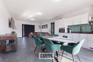 <p><span>LANDELIJKE WONING MET 3 SLKS & TUIN</span></p><p><span> </span></p><p><span>In het rustige & groene Munsterbilzen, deelgemeente van de stad Bilzen-Hoeselt treffen wij de verkaveling “Munstergaarde” aan. Wij bevinden ons op enkele minuten van het centrum van Bilzen waardoor lokale handelaars, supermarkten, scholen, … snel bereikbaar zijn. Leuk detail is de nabijheid van verschillende verbindingswegen waardoor deze woning ideaal is voor wie belang hecht aan vlotte verplaatsingen naar omliggende steden en gemeenten. </span></p><p><span> </span></p><p><span>Wij betreden de woning via de voordeur die ons toegang geeft tot de inkomhal. Hier treffen wij een gastentoilet met handspoelbakje aan. Via de inkomhal begeven wij ons naar de leefruimte met een volledig uitgeruste en open keuken die via het schuifraam toegang geeft tot het terras en de tuin. Ideaal is de berging gelegen naast de keuken. Deze doet enerzijds dienst als voorraadkamer en anderzijds als wasruimte. </span></p><p><span> </span></p><p><span>Nadat wij de benedenverdieping hebben ontdekt begeven wij ons via de trap in de leefruimte naar de eerste verdieping. Toegekomen op de nachthal krijgen wij toegang tot maar liefst drie slaapkamers waarvan één met toegang tot de bergzolder via het zolderluik en dressing. Als laatste ontdekken wij de volledig uitgeruste badkamer met een douche, een lavabomeubel en een tweede toilet. </span></p><p><span> </span></p><p><span>Troeven:<br />- Energiezuinige woning<br />- Onderhoudsvriendelijke tuin met terras<br />- Parkeergelegenheid aan de woning<br />- Aanwezigheid van nieuwste technieken zoals zonnepanelen, regenwaterrecuperatie, …</span></p><p><span> </span></p><p><span>KORT SAMENGEVAT</span><span>:</span></p><p><span>Vraagprijs: € 327.917,00</span></p><p><span>Verkoop onder btw (21%)</span></p><p><span> </span></p><p><span>Nieuwsgierig om deze knappe woning te ontdekken? Vraag dan snel een bezoek aan via info@canius.be of contacteer één van onze medewerkers op het nummer 078 78 30 39 om samen deze woning te ontdekken. </span></p><p><span> </span></p><p><span>De vermelde oppervlaktes zijn slechts een indicatie. Canius Real Estate kan niet verantwoordelijk gesteld worden voor de juistheid van de door zijn verstrekte gegevens.</span></p><p><span> </span></p>