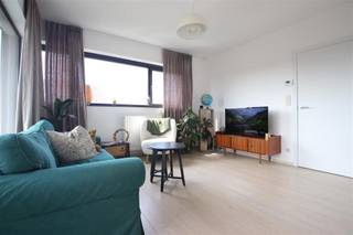Dit mooi afgewerkt appartement is gelegen in een kleinschalige residentie nabij het dorpscentrum.
Het appartement is gelegen op de eerste verdieping, toegankelijk met een lift, en omvat een inkomhal, toilet, leefruimte met open keuken en zonnig terras, een berging, twee slaapkamers en een badkamer met dubbele lavabo en douche.
Tevens beschikt het appartement over een privéparking en fietsenstalling.
