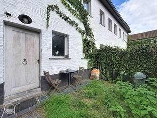 OPGELET: om dit pand te huren of bezichtigen vragen wij steeds eerst een virtueel bezoek te brengen aan het pand. Ga hiervoor naar www.rosseel.be en vul de referentie XO282 in in het veld ‘zoek’ bovenaan rechts. Kies dan ‘360°’. De website helpt je nu verder voor de volgende stappen.<br /><br /><br />Deze instapklare gemeubelde rijwoning gelegen te Gent, Overpoortstraat 35 A omvat op het gelijkvloers: inkom, keuken, badkamer met douche en wastafel. Op de eerste verdieping bevindt zich er de 1e slaapkamer en op de tweede verdieping hebben we nog een slaapkamer. De woning heeft een bruikbare vloeroppervlakte van 62 m2. De verwarming is op elektriciteit en er zijn zonnepanelen aanwezig. Ligging nabij scholen, openbare diensten en vervoer. De gemeenschappelijke kosten bedragen 50 euro/maand (forfait) met 300gb internet inbegrepen. Kosten meubilair 70 euro/maand. Deze woning is niet geschikt voor studenten, beschikbaar vanaf 01/12/2026. Domicilie verplicht, of 2e verblijfstaks op kosten huurder.