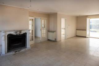 In de www.kuurnsestraat99.be (url kopiëren en plakken indien doorklikken niet lukt) in Bavikhove stellen we jou graag deze te renoveren villa voor.  De woning staat al geruime tijd leeg en vraagt om een nieuwe toekomst. Het originele plan uit 1975 vormt alvast een sterke basis. De woning beschikt over een gelijkvloerse bruto-oppervlakte van 209 m², een eerste verdieping met meerdere slaapkamers en een volledige onderkeldering. Een ruim volume dus, met heel wat mogelijkheden voor wie verder kijkt dan de huidige staat.  Zelf de combinatie met een loods of de bouw van 4 nieuwe woningen is een optie.<br /><br />Via www.kuurnsestraat99.be kan je een afspraak inplannen. Eveneens via de website verneem je veel meer, zoals een uitgebreide omschrijving, foto's, simulaties, 360° rondgang, documenten, …  <br /><br />DIRECT KOPEN PRIJS: De vermelde prijs is een Direct Kopen prijs. Tegen deze prijs kan er onmiddellijk aangekocht worden zonder verdere prijsonderhandeling. Er kan ook steeds een bod worden uitgebracht via een transparante procedure waarover alles te lezen is op de website van het pand.<br /><br />EXTRA BEZOEK: Mocht je op 5 juli niet vrij zijn of ga je liever al eens vroeger langs, geef dan gerust een belletje om een afspraak in te plannen op een ander moment. En wees gerust ... iedereen heeft evenveel kans om een eenmalig bod uit te brengen!  <br /><br />Groeten, Hendrik van Henry Houser