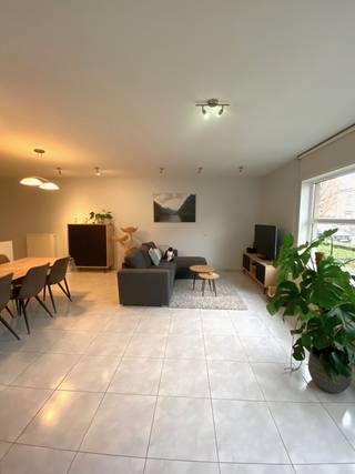 Ligging: <br />Het gelijkvloers appartement is zeer rustig gelegen doch zeer centraal. Alle faciliteiten die Geel te bieden heeft zijn op korte afstand terug te vinden (scholen, winkels, openbaar vervoer). <br /><br />Beschrijving: <br />Het appartement bestaat uit: <br />- Inkomhal met een apart toilet.<br />- Ruime leefruimte <br />- Open keuken volledig uitgerust met alle toestellen<br />- Badkamer <br />- 2 slaapkamers<br />- Berging <br />- Tuin/koer<br /><br />Ondergronds is er nog een garage voorzien, maar in de straat zelf is ook makkelijk te parkeren.<br /><br />Extra: <br />- Beschikbaar vanaf 01/08/2026 - 01/09/2026 - 01/10/2026 of 01/11/2026<br />- De huurprijs bedraagt 870 euro/maand + 50 euro/maand gemeenschappelijke kosten<br />- De verhuurder gaat de houten schutting in de tuin nog laten bijwerken<br /><br />Uitsluitend via onze website www.vastengoed.be kan u een bezichtiging inplannen op de vooropgestelde bezoekmomenten. Voor andere vragen kan u het kantoor bereiken op het nummer 014 72 73 74