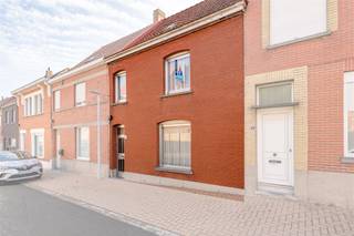 <p><span><strong>KIJKDAG ZA 19/09 |WONING MET 3 SLPS, 2 BADKAMERS, 2 GARAGES EN ZONGERICHTE STADSTUIN IN HARTJE TIELT</strong></span><br /><span>Deze woning is gelegen in hartje Tielt, dit op wandelafstand van markt, scholen, winkels, bakker, slager en openbaar vervoer, doch met rustige ligging.</span><br /><span>Deze gezinswoning geniet een bruikbare vloeroppervlakte van maar liefst 232m². Zo kan men genieten van 3 volwaardige slaapkamers waarvan 1 op het gelijkvloers, 2 badkamers en 2 leefruimtes. </span><br /><span>Daarnaast is er een dubbele garage voorzien achteraan en geniet men hier van een zongerichte stadstuin. Kijkdag op afspraak zaterdag 19 september, mail of bel om jouw afspraak vast te leggen. </span></p><p><span><strong>INDELING:</strong></span><br /><span>We komen binnen in de inkomhal die rechtstreeks toegang biedt tot de lichtrijke leefruimte en keuken.</span><br /><span>De leefruimte met zit-en eethoek geniet grote raampartijen die voor veel natuurlijk licht zorgen en geniet tevens een gezellige houtcasette. </span><br /><span>Via de leefruimte komen we terecht in de keuken (spoelbak | kookplaat | oven | dampkap | koelkast) met aansluitend de kelder. </span><br /><span>Achterliggend bevindt zich de veranda met rechtstreekse toegankelijk naar de stadstuin.</span><br /><span>Via de veranda of stadstuin geniet men dan weer toegang tot het tweede leefgedeelte met leefruimte, afzonderlijk toilet, badkamer met douche, wasplaats en achterliggende slaapkamer.</span><br /><span>Op het verdiep is er een overloop die toegang biedt tot de badkamer (bad | lavabo l toilet) en 2 ruime slaapkamers (voormalig 3).</span><br /><span>De zolderruimte is toegankelijk via vaste trap vanuit de nachthal. Deze geniet volle hoogte en kan hierdoor nog naar eigen believen verder ingericht worden.</span><br /><span>De eigendom beschikt tevens over een mooie stadstuin die volledig afgesloten en ingevolge kindvriendelijk is. </span><br /><span>tot slot is er een ruime dubbele garage met toegang via de achterliggende straat.</span></p><p><span><strong>TROEVEN: </strong></span><br /><span>- Bijkomende korting registratierechten bescheiden woning</span><br /><span>- Topligging</span><br /><span>- 3 slaapkamers</span><br /><span>- 2 badkamers</span><br /><span>- Zongerichte stadstuin</span></p>