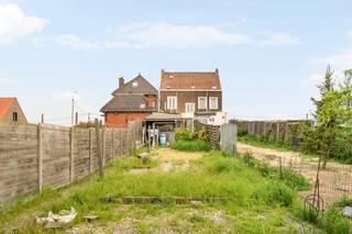 Te renoveren rijwoning met veel potentieel en een gunstige ligging nabij de verbindingswegen naar Kortrijk en Moeskroen.De woning beschikt over een...