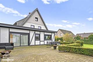 Deze zeer lichtrijke en karaktervolle open bebouwing biedt maar liefst 393 m² woonruimte op een groot perceel van 1.165 m². De woning is uitstekend geïsoleerd (geïsoleerd dak, muren en dubbele beglazing) en beschikt over centrale verwarming op gas én een gezellige open haard.Binnenin vindt u een ruime open keuken, 6 slaapkamers, 2 badkamers en meerdere grote leefruimtes. De stijlvol ingerichte woning voelt warm en kwalitatief aan in elke ruimte.Zeer energie zuinig ! Buiten geniet u van een fraai aangelegde, grote tuin en een ruime oprit met veel parkeermogelijkheden.De ligging is top: rustig, maar zeer vlot bereikbaar dankzij de nabijheid van belangrijke invalswegen.Een ideale gezinswoning met uitzonderlijk veel ruimte, comfort en charme. Een echt pareltje in Sint-Niklaas.
