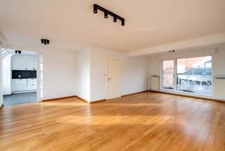 Zeer lichtrijk duplex penthouse appartement op zeer goede ligging tussen de gezellige Troonplaats en museum voor Schone kunsten op het Zuid. <br /><br />Onmiddellijk beschikbaar. <br /><br />Indeling:<br />5e etage: Ruime en lichtrijke woonkamer op prachtige parketvloer, daarnaast een open en ruime leefkeuken met mooie splinternieuwe keukenblok voorzien van vele kasten, vaatwasser, kookvuur, dampkap, oven, microgolf, koelkast en diepvries. Leuk terras aan de leefruimte achteraan. <br />Hal met apart toilet. 1e slaapkamer voorzien van vele vaste kasten/bureau.<br /><br />6e etage: <br />Hal, grote badkamer met ligbad, aparte douche en dubbel lavabomeubel. Twee volwaardige slaapkamers waarvan 1 met extra bergruimte op de duplex. <br /><br />Bijzonderheden:<br />Volledig nieuw geschilderd, voorzien van verlichting en 100% instapklaar.<br />Maandelijkse kosten 120 euro (onderhoud gemene delen en lift). <br />Alle verbruik met individuele meters.<br />Gelegen op de 5e en 6e verdieping , met lift.