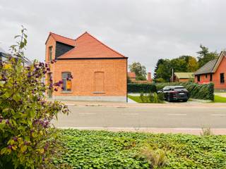 Nabij het gezellige plein “Dries” te Sinaai kan u deze karaktervolle gezinswoning met 3 (mogelijkheid naar 4) slaapkamers terug vinden. Deze woning is omgetoverd tot een energiezuinige woning, EPC A score van slechts 74kWh/(m² jaar) . Bij het binnenkomen van deze rustieke en landelijk ingerichte woning voelt u direct een zeer warme en gezellige sfeer. Wat hier heel innemend is zijn de hoge plafonds, de authenticiteit maar ook het belang van het hedendaags comfort staan centraal in deze woning. Wat deze woning mooier, beter en gezelliger heeft gemaakt zijn ook de rustieke vloertegels, oude authentieke behandelde dakspanten en dit in combinatie met het nieuwe dak. Daarnaast werden ook de buitengevels gezandstraald en opnieuw ingevoegd. In de zuid-west georiënteerde tuinzone zijn er nieuwe zonnepalen (3600wp) voorzien en is het heel aangenaam vertoeven. Benieuwd naar meer? Contracteer ons voor een afspraak op 052/41.41.94. Extra troeven zijn het lage kadastraal inkomen en dat u deze instapklare woning kan aankopen aan 2% registratiekosten als eerste of enige woning.  <br />Referentie: 5312