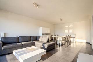 <p><span>Puik, deels bemeubeld (zie foto's) nieuwbouwappartement in het centrum van Avelgem, dichtbij winkels, bibliotheek, scholen, sport en ontspanning. Omvat: inkom, wasplaats, toilet, badkamer met ligbad en wastafel, 2 volwaardige slaapkamers waarvan 1 met terrasje, een fraaie, lichtrijke leefruimte met ingerichte keuken (inclusief toestellen). <br />Huurprijs: 550 euro/maand<br />Syndic: 50 euro/maand</span></p>