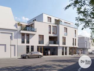 <p><strong>AALST – Nieuwbouwproject Residentie De Gentpoort in het centrum van Aalst</strong><br /><br />In het centrum van Aalst wordt Residentie De Gentpoort gerealiseerd, een hedendaags nieuwbouwproject met 7 appartementen en 2 handelsruimtes. Dankzij de centrale ligging bevinden winkels, horecazaken, diensten en openbaar vervoer zich op wandelafstand.<br /><br />De appartementen beschikken elk over 2 slaapkamers, 1 of 2 badkamers en 1 of 2 terrassen met een gunstige oriëntatie. Ook voor ondernemers biedt dit project interessante mogelijkheden. Eén handelsruimte beschikt over een private tuin, terwijl de andere uitgeeft op het levendige Vredeplein.<br /><br />Op het vlak van comfort en energiezuinigheid zet Residentie De Gentpoort sterk in op moderne technieken. De innovatieve ICF-bouwmethode zorgt voor een goede isolatie, luchtdichtheid en akoestisch comfort. Daarnaast worden de appartementen uitgerust met een geothermische warmtepomp, vloerverwarming met passieve koeling, ventilatiesysteem D, driedubbele beglazing en zonnepanelen.<br /><br />Ook aan praktisch comfort is gedacht. De ondergrondse parkeerkelder beschikt over 7 autostaanplaatsen en 7 private bergingen en is toegankelijk via een autolift. Verder zijn er ondergrondse en bovengrondse fietsenstallingen voorzien. Een lift, videofoon en smartlocks zorgen voor extra gebruiksgemak.<br /><br />De appartementen worden aangeboden volgens het sleutel-op-de-deurprincipe, waarbij u nog keuzes kunt maken voor onder meer de vloeren, keuken en het sanitair. De handelsruimtes worden casco opgeleverd, zodat u deze naar eigen wens en volgens de noden van uw activiteit kunt inrichten.<br /><br />Residentie De Gentpoort combineert hedendaagse architectuur, energiezuinig wooncomfort en een centrale ligging. Zowel voor eigen bewoning als voor een investering of commerciële activiteit biedt dit project interessante mogelijkheden.<br /><br />Aankoop onder gesplitst stelsel:<br />Grondwaarde: €64.625,00 (12% registratierechten)<br />Constructiewaarde: €193.875,00 (21% btw)<br />Totaal incl. btw, excl. kosten en excl. notariskosten: €306.968,75<br /><br />Contacteer ons voor meer informatie over de beschikbare appartementen en handelsruimtes via 053/60.65.60.</p>