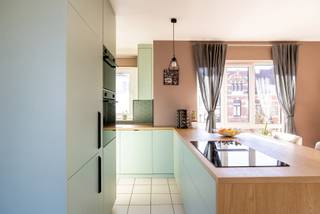 We hebben hier met ontzettend veel plezier gewoond in dit kleinschalige gebouw. De lage vaste kosten en de fijne sfeer met de buren waren voor ons altijd een grote troef. Door de duplex-indeling voelt het echt als een huis met de slaapkamers en badkamer rustig op de bovenverdieping. Als schrijnwerker heb ik de keuken volledig zelf ontworpen en geplaatst als uniek hart van de woning. We vonden veel gemak in de private kelder en de handige garage voor onze fietsen en vuilnisbakken. Dit is de plek waar ons eerste kindje is geboren en we hopen dat de nieuwe bewoners er net zo gelukkig worden als wij.