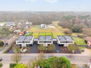 Modern en comfortabel wonen, in een stijlvolle halfopen nieuwbouwwoning vol licht: daarvoor moet je in Idyle zijn. Buiten is het heerlijk genieten in de tuin, waar we voor jou al loofbomen aanplanten. <br /><br />Hier heb je plaats in overvloed, want de woning beschikt over 3 slaapkamers, een open leefruimte en keuken, een bureau en een polyvalente ruimte. De oppervlakte van de grond is maar liefst 500 m². Het licht valt rijkelijk binnen, wat het ruimtegevoel nog groter maakt. Er is een carport voorzien, dus je kan je (elektrische) wagen en/of fiets dus beschut parkeren. Bovendien zijn de voortuin en oprit al helemaal afgewerkt voor jou, alsook de schilderwerken. Snel verhuizen is geen probleem, want deze woning is beschikbaar bij akte.