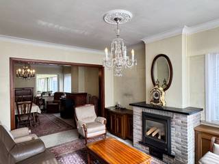 Bent u op zoek naar een woning met veel potentieel op een ruim perceel (845 m²)? Lees dan zeker verder.<br /><br />Deze halfopen bebouwing bevindt zich op een rustige, maar centrale ligging. De woning geniet van een goede verbinding naar het op- en afrittencomplex van de E17 (Gent – Kortrijk) en een vlotte bereikbaarheid richting Deinze en Waregem. U woont hier in een aangename omgeving, terwijl winkels, scholen en andere voorzieningen zich op korte afstand bevinden.<br /><br />Via de inkomhal komt u binnen in de woning. Hier bevindt zich de trap naar de verdieping en heeft u toegang tot de ruime, tweedelige leefruimte. Aansluitend bevindt zich de reeds vernieuwde keuken. Vanuit de keuken heeft u toegang tot de kelder, die extra opbergruimte biedt, en tot de veranda met zicht op de tuin.<br /><br />Op het gelijkvloers beschikt de woning verder nog over een badkamer en een extra kamer. Deze ruimte wordt vandaag gebruikt als slaapkamer, maar kan evengoed ingericht worden als bureau, wasplaats of hobbyruimte.<br /><br />Op de eerste verdieping bevinden zich vier ruimtes: twee volwaardige slaapkamers en twee kleinere kamers die kunnen dienen als kinderkamer, bureau of bijvoorbeeld een extra badkamer.<br /><br />Via de vaste trap bereikt u de zolderverdieping. Mits enkele aanpassingswerken kan deze ruimte verder ingericht worden, bijvoorbeeld voor het creëren van bijkomende kamers.<br /><br />Achter de woning bevindt zich nog heel wat praktische opbergruimte dankzij de aanbouwen, alsook een garage. De tuin is verrassend diep en biedt tal van mogelijkheden, bijvoorbeeld voor een moestuin, speelruimte of ruimte voor het houden van enkele kippen.<br /><br />Extra troeven:<br />- Vernieuwd dak (2019)<br />- Nieuwe boiler (2024)<br /><br />Bent u op zoek naar een woning die u verder naar eigen smaak kan inrichten? Neem dan contact op om uw bezoek in te plannen.<br />Richtprijs: €265.000