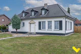 <p>Deze luxewoning ligt op een perceel van 1.114 m² en telt 5 slaapkamers waarvan 1 op de gelijkvloerse verdieping<br />De woning werd onlangs nog voorzien van een nieuw dak, mooie travertijn en marmeren vloeren en 2 nieuwe badkamers.<br />We betreden de woning via de grote inkomhal met statige trap.<br />Op het gelijkvloerse is er een prachtige badkamer, 1 slaapkamer, een grote leefruimte met sfeerhaard die aansluit op de eetplaats en open keuken met kookeiland.<br />Verder hebben we nog een bergplaats en een inpandige garage.<br /><br />Op het verdiep tellen we 4 ruime slaapkamers en een badkamer.<br />Verder hebben we een groot buitenzwembad, een pool house en natuurlijk een grote tuin met onder andere verschillende fruitbomen.<br />De woning wordt verwarmd met aardgas en beschikt over zonnepanelen.<br /><br />Heeft u interesse in een bezichtiging? Contacteer ons via het nummer 013 66 62 08.<br /><br />Heeft u interesse in een bezichtiging? Contacteer ons via het nummer 013 66 62 08.</p>