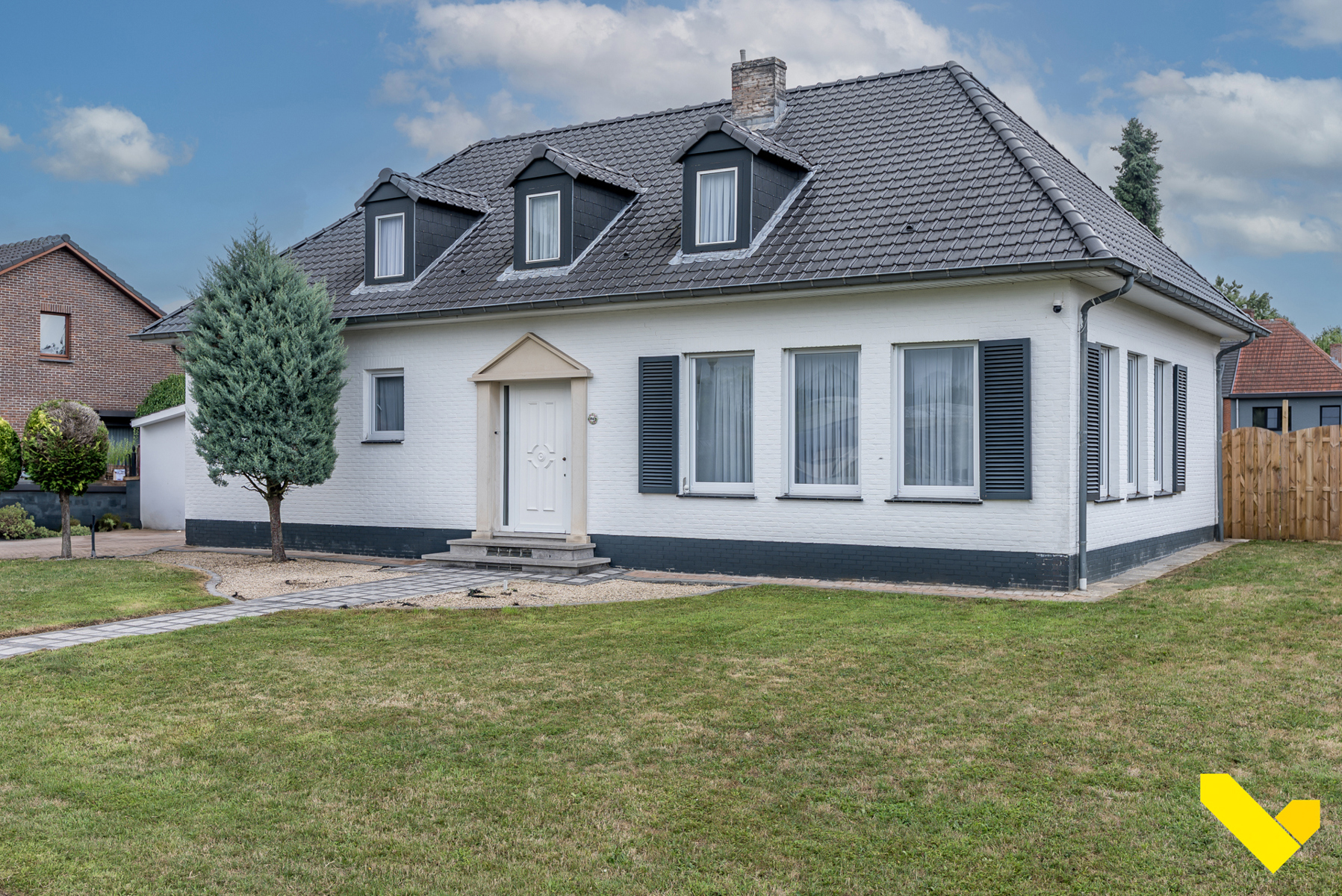 Prachtige villa met zwembad in een rustige straat. - foto 1