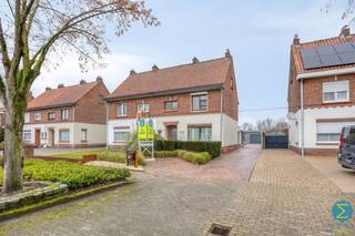 IN OPTIE! Deze uitstekend onderhouden woning bevindt zich aan de rand van het centrum en beschikt over o.a. drie slaapkamers, een dubbele garage,...