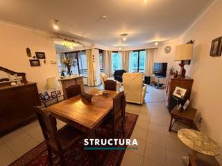 Op wandelafstand van het centrum van Merchtem bevindt zich dit appartement op de eerste verdieping van een kleinschalig gebouw. Met een oppervlakte van circa 96 m², een praktische indeling en een gunstige ligging biedt het appartement heel wat mogelijkheden voor wie op zoek is naar een leuke woonst. Winkels, horeca en andere dagelijkse voorzieningen bevinden zich in de nabije omgeving.IndelingEerste verdieping: inkomhal, lichtrijke woonkamer met open keuken, praktische berging met aansluiting voor een wasmachine, nachthal, twee ruime slaapkamers (16,5 m² en 12,5 m²) en een badkamer.Overdekt terras met zuidwestelijke oriëntatie.Karakteristieken- Bewoonbare oppervlakte van circa 96 m²- Gelegen op de eerste verdieping van een kleinschalig gebouw- Geen lift en geen syndicus – lage gemeenschappelijke lasten- Op wandelafstand van het centrum van Merchtem- Twee ruime slaapkamers (16,5 m² en 12,5 m²)- Overdekt Zuidwestgericht terras- Vrij bij akteBent u op zoek naar een ruim en praktisch ingedeeld appartement op een centrale ligging in Merchtem? Dan is dit appartement zeker een bezoek waard! Contacteer ons voor meer informatie of een bezoek ter plaatse via 02 460 80 46 of info@structura.be