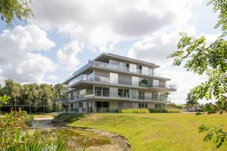 Ontdek Residentie Heron in Roeselare: exclusief en energiezuinig wonen in een afgesloten parktuin op de voormalige site van B2Ai. Na het succes van Fase I & II lanceren we Fase III – Blok A, met 12 hoogwaardige appartementen met riante terrassen, tijdloze architectuur en een high-end afwerking. Voor wie droomt van klasse, comfort en karakter. Bijkomende troeven: 6% BTW is hier mogelijk. Informeer ook naar onze lanceringsvoorwaarden! Bezoek ons modelappartement op afspraak. <strong>Welkom op onze bezoekdag: zo 21/12 - 9u-13u.</strong><br /><br />Heron bestaat uit vier urban villages (lees: paviljoenen). Elk paviljoen bestaat uit 12 tot 14 luxe appartementen, waarvan de architectuur en het interieur de conceptlijnen van het levenslang wonen volgen. Dat betekent dat de vier urban villages maximale flexibiliteit bieden en dat er nog voldoende keuzevrijheid is om uw interieur aan te passen aan elke levensfase.<br />Kortom: investeren in dit uitzonderlijk vastgoed is investeren voor het leven (en langer). Met B2Ai als architect en Coussée-Bostoen als aannemer staat dit project garant voor Roeselaarse topkwaliteit!<br />Indeling - Heron biedt voor elk wat wils. Er zijn zowel kleine (vanaf 71m²) als riante appartementen (tot 129m²), gaande van 1-3 slaapkamers. Telkens met fantastische terrassen met uitzicht op de parktuin en vijver, tot wel 83m²! En dat in een kleinschalig gebouw, met slechts 2 penthouses op niveau +2. <br />Indeling: Indeling: inkomhal met ruimte voor vestiaire / toilet met wastafel / twee ruime slaapkamers / volledig uitgeruste badkamer / ruime leefruimte met open keuken voorzien van kookeiland en alle nodige toestellen / technische ruimte/berging / riant terras (29m²) uitgevend op parktuin/vijver<br />Extra - Ondergrondse garages, parkeerplaatsen én bergingen.<br />Troeven - 6% BTW mogelijk / Historische site / omgeven door natuur / focus op duurzaamheid en energie-efficiëntie / hoogwaardige architectuur / nabij scholen, buurtwinkels, handelszaken en openbaar vervoer / Flexibele keuzemogelijkheden in afwerking<br />De foto’s in deze voorstelling zijn afkomstig van reeds gerealiseerde en gelijkaardige appartementen uit Fase I & II.<br />Benieuwd? - Frederik organiseert voor dit project afspraken op kantoor of in het modelappartement ter plaatse, mits het maken van een afspraak. Meer algemene informatie is terug te vinden via www.bordes.be