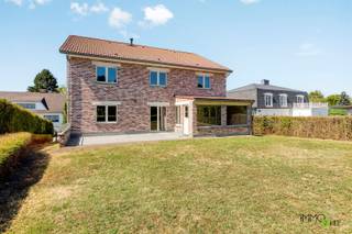 Uitzonderlijke aanbieding te koop op lijfrente in volle eigendom te Overijse. Woning is onmiddellijk vrij. Meer info: https://www.immo2life.be/nl/te-koop-op-lijfrente?view=detail&id=1250 Het boeket bedraagt 195.000 EURO en de maandelijkse rente 3.750 EURO. Deze rente moet betaald worden gedurende een maximumtermijn van 20 jaar. Na deze periode moet er géén maandelijkse rente meer betaald worden aan de rentegenieters (M 88 j en V 69 j). Indien beide rentegenieters vroegtijdig overlijden stopt de betalingsplicht van de koper.Aangezien dit een verkoop op lijfrente in volle eigendom betreft kan u de woning verhuren (en de huurinkomsten innen vanaf het verlijden van de notariële akte) of de woning zelf bewonen. De villa is momenteel niet verhuurd maar de potentiële maandelijkse huurprijs bedraagt circa 3.300 EURO, deze woning werd in het verleden verhuurd aan deze huurprijs. Dergelijke eigendom heeft enorm veel potentieel voor investeerders aangezien de mogelijke huuropbrengsten de betaling van de maandelijkse rente grotendeels kunnen compenseren. Indien de koper de woonst zelf wenst te bewonen (en het is uw 1ste eigendom) kan er aangekocht worden aan het gunsttarief van 2% registratierechten (i.p.v. 12%).Het betreft een luxueuze, ruime villa met 6 slaapkamers en 4 badkamers, gelegen in een verkeersluwe en gegeerde woonwijk met een uitgesproken residentieel karakter te Overijse. Deze eigendom werd opgericht in 2016 en is gelegen op een perceel van 720 m² nabij scholen, winkels, lokale voorzieningen en openbaar vervoer. Via de N4, E411 en R0 bereikt u vlot steden zoals Brussel en Leuven. De woning beschikt over alle comfort en biedt een perfecte combinatie van ruimte en functionaliteit. Dankzij onder meer driedubbele beglazing, degelijke isolatie en een energiezuinige CV-ketel op aardgas behaalt de woning een gunstig EPC-label B (115 kWh/m²/jaar). Bovendien is de elektrische installatie conform AREI tot en met 11 mei 2040 en is er een regenwaterput aanwezig met een capaciteit van 30.000 liter.De indeling is als volgt:Benedenverdieping: inkomhal (13 m²) met ingemaakte vestiairekast, trap en lift, wasruimte (15,6 m²), 2 gigantische garages (59 m² - 59 m²) met plaats voor 3 wagens in elke garage (tandem).Gelijkvloers: hal, apart gastentoilet, bureel (13,9 m²), technische ruimte/berging (8,5 m²), riante en lichtrijke woonkamer (73,7 m²) met sfeervolle gashaard, volledig uitgeruste open keuken (16,8 m²) en aansluitend de veranda (15,5 m²) met toegang naar de zuidoost georiënteerde tuin met terras.1ste verdieping: nachthal, apart toilet, 4 slaapkamers (29,6 m² - 22,5 m² - 16,3 m² - 13,9 m²), waarvan 1 master bedroom met ingemaakte kasten en ensuite badkamer (14 m²) voorzien van ligbad, douche, dubbele wastafel en toilet, een 2de slaapkamer met douche, wastafel en toilet en een 3de slaapkamer enkel met douche en wastafel. Verder is er op deze verdieping nog een 4de aparte badkamer (8,3 m²) aanwezig met ligbad, douche en dubbele wastafel.Zolderverdieping (bereikbaar via vaste trap en lift): nachthal, apart toilet, 2 ruime slaapkamers en berging.Kortom, een kwalitatieve en energiezuinige woning met sterk investeringspotentieel, gelegen op een zeer uitzonderlijke en gegeerde ligging.
