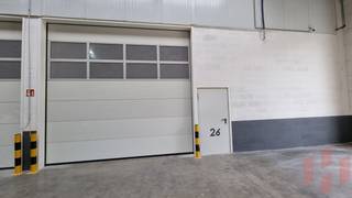 KMO-units te huur op een gerenoveerde site in Hasselt. Elke unit beschikt over een sectionaal poort en heeft een vrije hoogte van ca. 7m. Zeer goede ligging, vlakbij het centrum en de Ring van Hasselt.<br /><br />Kenmerken magazijn:<br /><br /><span>- Vrije hoogte 7m</span><br /><span>- Lichtstraten voor natuurlijk licht</span><br /><span>- Gemeenschappelijke toiletten</span><br /><span>- Laadpalen van Blitz Power</span><br /><span>- Zowel voor ondernemers als particulieren</span><br /><span>- Zowel te koop als te huur.</span><br /><span>- Verschillende formaten beschikbaar</span><br /><span>- Gemeenschappelijke poort</span><br /><span>- Sectionale poort en elektriciteitsvoorziening.</span>