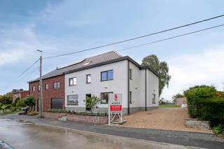 Deze volledig gerenoveerde woning combineert een rustige, groene ligging met een uitstekende bereikbaarheid van scholen, winkels en horeca.<br /><br />De woning biedt maar liefst 220 m² bewoonbare oppervlakte en bevindt zich op een ruim perceel van meer dan 1.200 m². Dankzij de totaalrenovatie geniet je hier van hedendaags wooncomfort én een uitstekende energiezuinigheid met EPC-label A.<br /><br />Binnen vormt de ruime leefruimte samen met de open keuken het hart van de woning. De keuken beschikt over bijzonder veel kastruimte en is uitgerust met alle nodige toestellen. Vloerverwarming doorheen de woning, zonnepanelen en airconditioning in zowel de leefruimte als iedere slaapkamer zorgen het hele jaar door voor optimaal comfort.<br /><br />Indeling<br /><br />Gelijkvloers:<br />+ Inkomhal<br />+ Leefruimte<br />+ Eetruimte<br />+ Open keuken met veel kastruimte en alle nodige toestellen<br />+ Wasplaats<br />+ Toilet<br />+ Overdekt terras<br />+ Ruime bijbouw<br /><br />Eerste verdieping:<br />+ Slaapkamer (19 m2)<br />+ Slaapkamer (14 m2)<br />+ Slaapkamer (13 m2)<br />+ Slaapkamer (12 m2)<br />+ Badkamer met inloopdouche<br />+ Toilet<br /><br />Tweede verdieping:<br />+ Ingerichte zolder (hobbyruimte of extra slaapkamer)<br />+ Zolder / technische ruimte<br /><br />Kelder:<br />+ Kelder voor de wijnliefhebber<br /><br />Extra troeven:<br />+ Volledig gerenoveerde woning met EPC-label A<br />+ Ruim perceel met zich op landelijk gebied<br />+ Zonnepanelen, vloerverwarming en airconditoining<br />+ Bijgebouw van meer dan 30 m², ideaal als hobby- of werkruimte<br />+ Parkeergelegenheid voor vier wagens op de oprit<br />+ Vier slaapkamers met mogelijkheid tot een vijfde slaapkamer op zolder<br />+ Op wandelafstand van scholen, winkels en horeca<br /><br />Watertoets: P score A ; G score A.<br /><br />Contacteer Brian Rollier via brian.rollier@albert.immo of via 0472 98 02 27 voor meer info en een afspraak.<br /><br />Bij Albert kom je thuis!