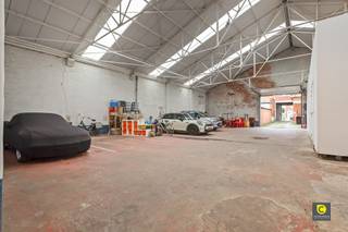 <p><span>Multifunctionele woning mét gigantisch magazijn en showroom (450 m²)!</span></p><p><span>Dit uitzonderlijke pand combineert het comfort van een instapklare woning met de ongeëvenaarde mogelijkheden van een ruim magazijn én showroom ideaal voor wie wonen en werken wil combineren of nood heeft aan veel opslagruimte.</span></p><p><span>Ligging</span><span><br />Gelegen in een autoluwe en groene omgeving, op wandelafstand van openbaar vervoer, winkels en het prachtige Fort 5-park. Scholen en belangrijke invalswegen bevinden zich vlakbij, waardoor zowel rust als bereikbaarheid gegarandeerd zijn.</span></p><p><span>Indeling woning</span></p><ul><li><span>Gelijkvloers:</span><span><br />Ruime open ruimte die momenteel dienstdoet als opslag, maar ook perfect kan worden ingericht als bureau, praktijk of hobbyruimte. Apart sanitair aanwezig. Via een half niveau hoger bevindt zich de eerste slaapkamer.</span></li><li><span>Eerste verdieping:</span><span><br />Lichte, ruime leefruimte met grote ramen. Aansluitend een ingerichte keuken (oven, spoelbak, inductiekookplaat, vaatwasser) met toegang tot een gezellig terras. Badkamer is voorzien van een toilet, lavabo en inloopdouche met aangrenzend de tweede volwaardige slaapkamer.</span></li></ul><p><span>Magazijn &amp; showroom</span><span><br />Achter de woning bevindt zich een indrukwekkend magazijn van maar liefst </span><span>350 m²</span><span> met een aparte toegangspoort, én een aangrenzende showroom van </span><span>100 m²</span><span> met aparte ingang. Deze ruimtes bieden eindeloze mogelijkheden: opslag, productie, atelier, handelsruimte, events</span></p><p><span>Extra troeven</span></p><ul><li><span>Uitzonderlijke combinatie van woning + professioneel bruikbare ruimtes</span></li><li><span>Totaaloppervlakte magazijn &amp; showroom: 450 m²</span></li><li><span>Meerdere toegangen en indelingsmogelijkheden</span></li><li><span>Strategische ligging in rustige, groene buurt met uitstekende bereikbaarheid</span></li></ul><p><span>Een pand als dit komt zelden op de markt ideaal voor ondernemers, zelfstandigen, creatieve beroepen of gezinnen die extra ruimte waarderen.</span></p><p><span> </span></p><p><span>Op zoek naar woning met magazijn op een toplocatie?  Mis deze kans niet en plan vandaag nog uw bezoek!</span></p>