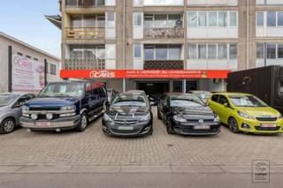 <p>Commercieel pand/autogarage op een uitstekende locatie aan de Bisschoppenhoflaan in Deurne, een belangrijke invalsweg met uitstekende bereikbaarheid en hoge visibiliteit. Dankzij de strategische ligging geniet het pand van een vlotte verbinding met de omliggende gemeenten en de Antwerpse ring, wat het bijzonder interessant maakt voor een garage- of automotive gerelateerde activiteit.<br /><br />Het pand beschikt over een ruime werkplaats met balie/bureau, ideaal voor klantenontvangst en administratie. De werkplaats is toegankelijk via twee sectionaalpoorten en heeft een vrije hoogte van ca. 3,20 meter. Er is één autobrug aanwezig, die in het pand blijft staan. Vanuit de werkplaats is er tevens toegang tot een kelderruimte met poetsbrug, die bijkomende mogelijkheden biedt voor werkzaamheden of extra opslagruimte. Verder is het pand voorzien van een apart toilet en een kleine kitchenette. Achter het bureau bevindt zich nog een aparte ruimte die kan worden ingericht als kantoor, eetruimte of polyvalente ruimte voor personeel. Buiten beschikt het perceel over voldoende buitenruimte, wat ideaal is voor het stockeren of parkeren van meerdere wagens.<br /><br />Extra:<br />- Perceelscore D, gebouwscore C, woongebied, Vg, Gmo, Gvkr, Gvv. <br />- Het pand werd voorheen verhuurd aan € 2.500 / maand (incl. btw), wat dit ook een interessant opbrengsteigendom maakt.</p><p>- Maatregelenregister in aanvraag.<br /><br />Voor meer info ga naar www.coenenvastgoed.be of bel 03/375.82.92</p>