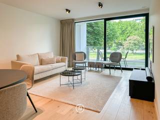 Dit lichtrijk appartement (1e verdieping) in residentie Southsquare bevindt zich op een toplocatie aan het Zuid. Dankzij de uitstekende bereikbaarheid en de onmiddellijke nabijheid van het stadscentrum geniet u van comfort en de stedelijke dynamiek. De bewoonbare oppervlakte bedraagt maar liefst 94 m².<br /><br />U betreedt het appartement via een ruime inkomhal, voorzien van een gastentoilet en een aparte berging. Bij het binnenkomen ervaart u meteen de openheid gekenmerkt door een ruime, lichtrijke leef- en eetruimte. De grote raampartijen zorgen voor een overvloed aan natuurlijke lichtinval waardoor een ruim gevoel gecreëerd wordt. De open, volledig uitgeruste keuken is voorzien van alle moderne apparatuur en vormt een harmonieus geheel met de leefruimte. Vanuit de woonkamer heeft u toegang tot een rustig, zuidgericht terras – een ideale plek om te ontspannen.<br />Het appartement beschikt over twee volwaardige slaapkamers, elk met een eigen badkamer, wat zorgt voor extra comfort en privacy.<br /><br />Huurprijs appartement € 1.500/maand - gemeenschappelijke kosten € 100/maand - inpandige garage + afgesloten berging aan € 125/maand.<br /><br />Troeven:<br />•Kwalitatieve afwerking<br />•Zuidgericht terras<br />•Lichtrijke en open indeling<br />•Twee slaapkamers met elk een eigen badkamer<br />•Centrale ligging nabij het centrum en het openbaar vervoer<br /><br />Kortom, een instapklaar appartement met alle hedendaags comfort op een unieke locatie.