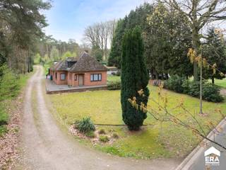 Deze woning is gelegen op een uitzonderlijk perceel van maar liefst 25a46ca, midden in het groen en omringd door bomen en bossen. Hier geniet u...