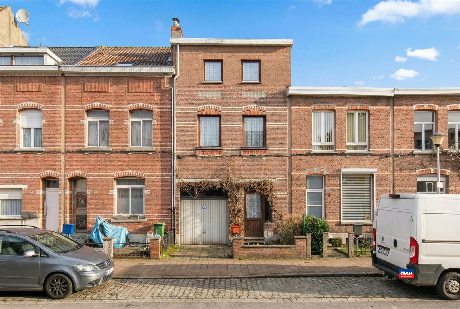 Te renoveren rijwoning met magazijn - foto 1