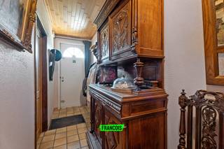 VANAFPRIJS - In Kortemark vinden we deze landelijke woning met maar liefst vijf slaapkamers terug. Alle voorzieningen zoals een bakker, slager, supermarkt, scholen en vrijetijdsfaciliteiten bevinden zich op minder dan drie kilometer afstand.<br /><br />Op het gelijkvloers kom je binnen via een ruime inkomhal die toegang biedt tot de volledig uitgeruste keuken voorzien van alle comfort. Aansluitend bevindt zich een gezellige leefruimte en haard.<br /><br />Daarnaast beschikt de woning over een aparte eetkamer én een tweede leefruimte, wat zorgt voor extra wooncomfort. Op het gelijkvloers is er bovendien een aparte slaapkamer, een technische ruimte en toegang tot de kelderverdieping.<br /><br />Op de bovenverdieping zijn er vier ruime slaapkamers en een grote zolderruimte met tal van mogelijkheden.<br /><br />Buiten geniet je van een prachtig aangelegde tuin met een bijgebouw – ideaal voor hobby of opslag.<br /><br />Deze woonst is uiterst geschikt om te gebruiken als kangoeroewoning. Ben jij op zoek naar een ruime woonst of kangoeroewoning? Contacteer ons dan snel en plan je bezoek in!<br /><br />Deze prijs is een instelprijs. Elk prijsvoorstel hoger of gelijk aan deze instelprijs wordt voorgelegd aan de verkoper(s) die dit al dan niet kan aanvaarden.<br /><br />