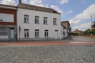 <p><span>Gelijkvloers appartement van 115 m² met tuintje en garage in centrum Gierle.</span><span> </span></p><p><span> </span></p><p><span>Gezamenlijke inkomhal voor alle appartementen. </span></p><p><span>Centraal gelegen in centrum Gierle. </span></p><p><span>Parkeerplaatsen extra op 50 m. </span></p><p><span> </span></p><p><span>Het appartement zelf</span><span>: </span></p><p><span>Inkom-/nachthal (6,5 m²) op keramische tegel met apart toilet (met handenwasser). </span></p><p><span>Ruime woonkamer van 41,5 m² op keramische tegel. </span></p><p><span>Open keuken van 10 m² op keramische tegel met: </span></p><p><span>-koelkast </span></p><p><span>-dubbele spoelbak  </span></p><p><span>-keramische kookplaat </span></p><p><span>-dampkap </span></p><p><span>Berging, voorzien van aansluitingen voor wasmachine en droogkast, van 10 m² met rechtstreekse toegang tot garage. </span></p><p><span>Badkamer van 5 m², eveneens voorzien van aansluiting voor wasmachine en droogkast, met douche en wastafel. </span></p><p><span>2 slaapkamers, beide op laminaat: </span></p><p><span>-slaapkamer 1 van 14,5 m² </span></p><p><span>-slaapkamer 2 van 10 m² </span></p><p><span> </span></p><p><span>Garage van 6 x 3 m met rechtstreekse toegang naar de berging. </span></p><p><span> </span></p><p><span>Tuin van 16 m², volledig terras. </span></p><p><span> </span></p><p><span>Algemene kost van € 50/maand voor kuisen en elektriciteit alsook water gemeenschappelijke delen en syndicus. </span></p><p><span> </span></p><p><span>Stedenbouwkundige inlichtingen: vergunning aanwezig, geen verkavelingsvergunning, geen bestuurlijke maatregel opgelegd, geen voorkooprecht en woongebied. </span></p>