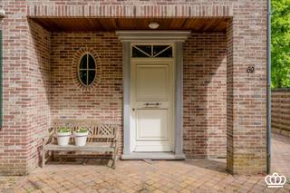 Tijdloze villa in landelijke stijl, gebouwd met kwaliteitsmaterialen. Zeer veel ruimte en perfecte ligging te Essen-Heikant op een perceel van 959...