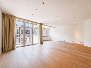 Gelegen in een verzorgde residentie in Normandische stijl, biedt dit (woon)appartement een aangename combinatie van ruimte, licht en comfort.<br /><br />De brede leefruimte geniet dankzij de grote raampartijen van een uitstekende lichtinval en geeft uit op het zonnige terras aan de voorzijde. De volledig ingerichte open keuken sluit naadloos aan op de leefruimte.<br /><br />Het appartement beschikt over twee ruime slaapkamers met ingemaakte kasten en elk een eigen badkamer. Beide slaapkamers geven toegang tot het ruime, zuidwest georiënteerde terras achteraan.<br /><br />Verder zijn er een praktische berging met aansluiting voor wasmachine, een privatieve kelderberging en een gemeenschappelijke fietsenberging.<br /><br />Mogelijkheid tot aankoop van een vlot toegankelijke en afgesloten garagebox in de residentie.<br />Stedenbouwkundig uittreksel en maatregelenregister in aanvraag.<br /><br />Aarzel niet om ons te contacteren voor meer info: tel.: 050 62 44 14 of via knokke@immax.be