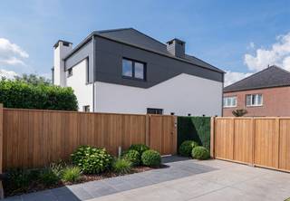 <span><strong>RUIME GEZINSWONING MET 5 SLAAPKAMERS OP EEN PERCEEL VAN 8A 26CA TE MAASMECHELEN<br /><br />TROEVEN<br /></strong>- Gelegen in een rustige, residentiële omgeving in de nabijheid van winkels, scholen, openbaar vervoer, ... met een vlotte verbinding naar omliggende gemeenten.<strong><br /></strong>- Ruime woning met 5 slaapkamers.<br />- Ideaal voor grote gezinnen of mogelijkheid voor verschillende invullingen zoals een (bij)beroep aan huis.<br />- Belangrijke renovaties/vernieuwingen uitgevoerd tussen 2014 en 2024 (o.a. vloeren, radiatoren, ramen, 2 vernieuwde badkamers, domotica, ...).<br />- 2 badkamers.<br /><span>- Energielabel C: energiezuinige woning!</span><br />- Airco in de veranda en slaapkamers.<br />- Volledig omheinde tuin met een gezellige zitkuil.<br /><strong><br />KELDERVERDIEPING -01 (9,50 m²)<br /></strong>- Kelderruimte: betonvloer.<strong><br /><br />GELIJKVLOERS 00 (95,56 m²)<br /></strong>- Inkomhal: tegelvloer.<br />- Toilet: inclusief vestiaire-hoek, hangtoilet, tegelvloer.<br />- Leefruimte met zithoek: TV-meubel, open haard, airco, 2 schuifpuien, tegelvloer.</span><br /><span>- Keuken: Voorzien van domotica (incl 5G aansluiting), nieuwe leidingen, onder- en bovenkasten, lades, keramische kookplaat, dampkap, oven, vaatwasser, dubbele spoelbak, tegelvloer.<br />- Bureau: vast bureaumeubel, tegelvloer.<br />- Wasplaats incl. technische ruimte: aansluiting wasmachine en droogkast, kastenwand, uitgietbak, infrarood-paneel, </span><span>CV met aardgasinstallatie, elektriciteitskast (domotica), tegelvloer.<br /></span><br /><span><strong>VERDIEPING</strong> <strong>+01 (75,70 m²)</strong></span><span><br />- Badkamer 1: badkamermeubel (lavabo en lades), ligbad, hangtoilet, infraroodverwarming (plafond), volledige wandbetegeling, tegelvloer.<br />- Slaapkamer 1: airco, tapijttegelvloer.<br />- Slaapkamer 2: wastafel en onderkast, airco, tapijttegelvloer.<br />- Slaapkamer 3: mogelijkheid om deze slaapkamer op te delen naar 2 slaapkamers (deuropening aanwezig), airco, tapijttegelvloer.<br />- Slaapkamer 4: laminaatvloer.<br />- Slaapkamer 5: momenteel ingericht als dressing, laminaatvloer.<br />- Badkamer 2 (2,00 m x 3,00 m = 6,00 m²): lavabo, douche, infraroodverwarming, volledige wandbetegeling, tegelvloer.<br /><br /><strong>VERDIEPING</strong> <strong>+02 (36,30 m²)</strong><br />- Zolderruimte: velux dakramen, betonvloer.</span><br /><br /><span><strong>EXTERIEUR</strong></span><br /><span>- Terras 1 (4,80 m x 11,20 m = 53,76 m²): deels overdekt, gepolierde betonvloer.<strong><br /></strong>- Terras 2: gepolierde betonvloer/bankirai.<br />- Buitenberging (2,80 m x 3,30 m = 9,24 m²): eventueel kan deze ruimte bij de leefruimte gevoegd worden, tegelvloer.<br />- Zitkuil (5,00 m x 5,00 m = 25,00 m²).<br />- Garage (5,50 m x 3,00 m = 16,50 m²): betonvloer.<br />- Voortuin: automatische toegangspoort.<br />- Volledig omheind.<br />- Buitenverlichting.<br />- Laadpaal.<br />- Sproeisysteem aanwezig.<br />- Camerasysteem aanwezig.<br /><br /><strong>VERNIEUWINGEN TUSSEN 2014-2024<br /></strong>- Vloeren<br />- Elektriciteit/domotica<br />- Sanitaire leidingen/radiatoren<br />- Badkamers (2)<br />- Terrassen<br />- Slaapkamers (vloeren, schakelaars, verfwerken)<br />- Ramen<br />- Toegangspoort<br />- Omkasting trap naar bovenverdieping<br />- CV-ketel<br />- Ventilatie-systeem<br /><br />Bekijkt u deze advertentie via een aanverwante vastgoedsite, surf dan zeker naar onze website <strong>www.N78vastgoed.be</strong> voor een uitgebreide beschrijving en foto's. <strong>Meer info: +32 (0)89 86 18 88 of info@N78vastgoed.be.</strong></span>