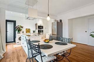 <p>Licht, ruimte en zon in het hart van Borgerhout</p>
<p>Welkom in dit prachtige twee-slaapkamer hoekappartement op de vierde verdieping, gelegen in het bruisende Borgerhout. Dankzij de gunstige hoekligging geniet je hier de hele dag door van een overvloed aan natuurlijk licht, wat meteen zorgt voor een aangename en open sfeer.</p>
<p>Het appartement is zeer ruim en verzorgd en beschikt over een gezellig terras waar je zowel ’s ochtends als in de namiddag heerlijk van de zon kan genieten. De leefruimte nodigt uit tot ontspannen en biedt tal van mogelijkheden om het volledig naar eigen smaak in te richten.</p>
<p>Verder zijn er twee volwaardige slaapkamers en een moderne badkamer met inloopdouche en lavabo. Alles is netjes onderhouden. In 2023 werden de ramen vernieuwd en voorzien van driedubbel glas, wat bijdraagt aan een goede EPC-score (label B): energiezuinig en comfortabel wonen dus. De elektriciteit is conform en er geldt geen renovatieplicht. Bovendien werd ook het dak van het gebouw vernieuwd in 2024, wat extra gemoedsrust biedt.</p>
<p>Extra handig: een privatieve kelderberging voor alles wat je niet elke dag nodig hebt. Parkeren? Dat is hier verrassend vlot, met voldoende plaatsen in de buurt.</p>
<p>De ligging is een absolute meerwaarde: Borgerhout staat bekend om zijn uitstekende bereikbaarheid, levendige sfeer en hippe hotspots. Een buurt die bijzonder geliefd is bij jonge mensen en iedereen die graag stedelijk én gezellig woont.</p>
<p>Ben je benieuwd? <strong>Geef gerust een seintje</strong> en ik neem je met plezier mee voor een bezoek. <br /><br />Vg, Gvv, Wg, Gvkr, Gmo, geen overstromingsgevoelig gebied</p>