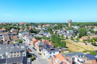 Dit charmante éénslaapkamerappartement is ideaal gelegen vlak bij het centrum van De Haan én het bos, een perfecte combinatie van rust en bereikbaarheid. Met een bewoonbare oppervlakte van 48 m² vormt dit appartement een uitstekende opportuniteit als eerste woonst, tweede verblijf of investering.<br /><br />De lichtrijke woonkamer is verrassend ruim en geniet van maar liefst acht ramen, wat zorgt voor een aangename lichtinval. Ingebouwde kasten, parlofoon en aansluitingen voor internet en distributie verhogen het comfort. De compacte maar praktisch ingerichte keuken is uitgerust met alle nodige toestellen en sluit mooi aan op de leefruimte.<br /><br />De slaapkamer beschikt over een groot raam tot op de grond en een lavabomeubel. Aansluitend bevindt zich de ensuite badkamer met inloopdouche, toilet en ventilatie, volledig betegeld voor een nette afwerking.<br /><br />Het appartement werd gebouwd in 1957, is asbestveilig, beschikt over een conforme elektrische keuring en wordt verwarmd via centrale verwarming op aardgas. Met een EPC-score van 295 kWh/m² (C-label) is er geen renovatieplicht.<br /><br />Een aangenaam, instapklaar appartement op een gegeerde locatie aan zee, waar wonen of investeren hand in hand gaat met comfort en ligging.