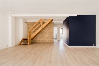 <p><span>Ruim duplex appartement met 2 slaapkamers en aangenaam terras in centrum Mechelen</span></p><p><span> </span></p><p><span>Dit lichtrijke duplex appartement van maar liefst </span><span>130 m²</span><span> combineert ruimte, comfort en een centrale ligging in het hart van Mechelen.</span></p><p><span> </span></p><p><span>Troeven:</span></p><ul><li><span>EPC-label C </span></li><li><span>2 ruime slaapkamers (17,64 m² en 12,87 m²)</span></li><li><span>Grote badkamer</span></li><li><span>Terras van ca. 20 m² </span></li><li><span>Lichtrijke leefruimte </span></li><li><span>Warmtepomp en airco </span></li><li><span>Lage gemeenschappelijke kosten </span></li></ul><p><span> </span></p><p><span>Op de derde verdieping (bereikbaar met de trap, geen lift) bevindt zich de ruime leefruimte van 40m², een keuken met aansluitend een aangenaam terras, een toilet, berging en aparte wasplaats.</span></p><p><span>De vierde verdieping biedt plaats aan 2 ruime slaapkamers en een ruime te renoveren badkamer van 12,88 m².</span></p><p><span> </span></p><p><span>Verder geniet het appartement van dubbele beglazing, een condenserende gaswandketel, een warmtepomp en airconditioning in de grootste slaapkamer.</span></p><p><span>Dankzij de kleinschalige mede-eigendom blijven de gemeenschappelijke kosten bovendien bijzonder laag.</span></p><p><span>Gelegen op wandelafstand van winkels, horeca, openbaar vervoer en alle voorzieningen die Mechelen te bieden heeft.</span></p><p><span>Bovendien zijn er concrete plannen voor een toekomstige herontwikkeling van de omgeving, wat het potentieel van deze locatie alleen maar versterkt.</span></p><p><span> </span></p>