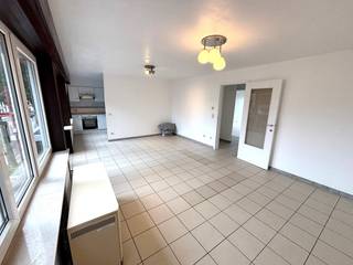 Ce lumineux appartement comprend :<br />• un spacieux séjour avec coin repas attenant<br />• une cuisine séparée équipée<br />• un débarras pratique avec branchement pour machine à laver<br />• trois chambres, dont une donnant sur la terrasse<br />• une salle de bains avec baignoire et meuble vasque<br />• deux toilettes séparées<br />Un local à vélos est également disponible dans l'immeuble.<br />Cet appartement allie espace, confort et fonctionnalité, et bénéficie d'un emplacement idéal à Ostende, à proximité de toutes les commodités.<br />L'appartement est disponible immédiatement.<br />Sans ascenseur = pas de frais de syndic<br /><br />Contactez notre agence dès aujourd'hui pour plus d'informations ou pour planifier une visite !