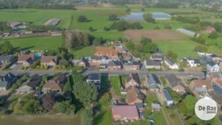 <strong>BERLARE – Mooie bouwgrond voor halfopen bebouwing op een centrale locatie.</strong><br /><br />Dit mooi gelegen perceel bouwgrond bevindt zich langs een centrale verbindingsweg in Berlare, op korte afstand van scholen, openbaar vervoer, winkels en belangrijke invalswegen. Bovendien ligt het perceel nabij het Provinciaal Domein Nieuwdonk, wat zorgt voor een aangename en groene omgeving.<br /><br />Het perceel heeft een totale oppervlakte van 4a 73ca en beschikt over een mooie straatbreedte van circa 11 meter. De bouwmogelijkheden voorzien in een halfopen bebouwing met een maximale bouwdiepte van 15 meter op het gelijkvloers en 12 meter op de verdieping. De maximale kroonlijsthoogte bedraagt 6,50 meter.<br /><br />Voor deze eigendom is een plat dak verplicht en dient het gabarit van het aanpalende perceel te worden gevolgd. Verder wordt voorzien in een bouwvrije strook van minimaal 3 meter, een gevelbreedte van circa 8,4 meter en een onverharde tuinzone van 20 meter. Een garage/carport kan worden gerealiseerd in de achtertuinzone<br />met een oppervlakte van maximaal 30m². In de tuinzone kan voor het overige één vrijstaand gebouw(tuinberging) worden ingeplant op minimaal 1m van de perceelsgrenzen en op minimaal 20m achter de voorbouwlijn. Plaatsing op de perceelsgrenzen is toegestaan bij akkoord van de buur.<br /><br />Bent u op zoek naar een betaalbaar perceel bouwgrond voor de realisatie van een halfopen bebouwing, gelegen in een aangename omgeving met een vlotte bereikbaarheid? Dan is dit perceel zeker het bekijken waard.<br /><br />Voor meer informatie of een bezoek ter plaatse kunt u contact opnemen via 053/60.65.60.