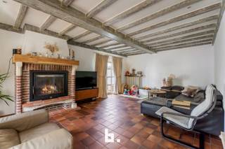 Op deze uiterst rustige ligging te Torhout vinden we deze charmante woning met prachtige vergezichten.🔹 GelijkvloersOp het gelijkvloers komen we...