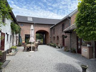 Gerenoveerde zéér ruime vierkantshoeve gelegen midden in het centrum van Moelingen op 17a met een vergunning voor 4 vakantieverblijven,...