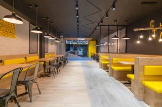 Deze vernieuwde handelsruimte, gelegen in de Bevrijdingslaan 41 in Gent, biedt een oppervlakte van 155 m² en bevindt zich op een goed bereikbare locatie in een levendige stadsomgeving. Het pand werd recent volledig gerenoveerd, waardoor het in een verzorgde en instapklare staat verkeert. Momenteel is de handelsruimte verhuurd aan 1.650 euro per maand, wat zorgt voor een onmiddellijk en stabiel huurrendement voor de toekomstige eigenaar.<br /><br />De opsplitsing tussen het handelspand en de bovenliggende woning is momenteel in uitvoering. Dankzij de combinatie van de recente renovaties, de oppervlakte en de bestaande huurbezetting vormt dit pand een solide en zorgeloze vastgoedopportuniteit in Gent.<br /><br />EPC C: 20231109-0003035445-KNR-1<br /><br /><br /><strong>Voor meer info en/of bezoek bel mij vandaag nog op 0472/50.08.58 - Mohamed</strong>