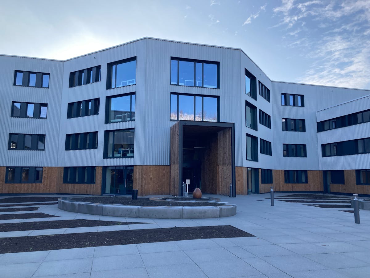 Offices in renovated office building (2,940 m²) in Ghent - photo 1