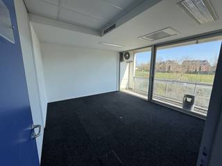 Moderne kantoorruimtes (ca. 340 m²) gelegen op het eerste verdiep te huur in residentie Mouterie. Mooie open ruimtes, veel glaspartijen die natuurlijk licht voorzien en goede ligging.Indeling:- Vestiaire- Landschapsbureel- Keuken- Refter met bijhorende keuken- Kopielokaal- Sanitair- DirectiebureelDetails:- Nieuw tapijt voorzien- Herschilderd- Ventilatie en koeling aanwezig- Verwarming via warmtepompModaliteiten:- Onmiddellijke beschikbaarheid- Onroerende voorheffing ten laste van de huurder- Ondergrondse autostaanplaatsen kunnen aansluitend gehuurd wordenAarzel zeker niet contact op te nemen indien dit bedrijfsvastgoed bestaande uit een kantoor te huur in Brugge u mogelijks kan interesseren.