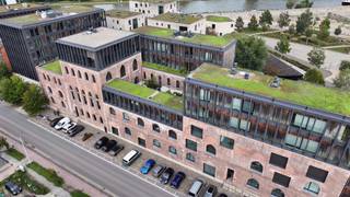 Op de historische Kanaalsite in Wijnegem, een voormalige graanstokerij uit 1857 langs het Albertkanaal, bevindt zich deze buitengewone penthouse van circa 330 m², eigenhandig ingericht door Axel Vervoordt.<br /><br /><span>Indeling:</span><br />De imposante leefruimte heeft een plafondhoogte van maar liefst 6,16m, gedragen door authentieke zwarte stalen kolommen en balken en met karakteristieke rondboogramen. De authentieke, verweerde muren en de strakke gietvloer benadrukken het industriële karakter en versterken het zeer openlijk ruimtegevoel.<br /><br />Onder de mezzanine bevindt zich de stijlvolle leefkeuken met bijkeuken. De keuken is uitgerust met donker houten maatwerkkasten met ingebouwde koffiecorner, een robuust kookeiland en een La Cornue-fornuis. De Vola-armaturen en de authentieke wandtegels versterken de tijdloze, pure uitstraling. <br /><br />Deze loft telt drie ruime slaapkamers, verdeeld over de eerste verdieping (één slaapkamer) en de tweede verdieping (twee slaapkamers). <br /><br />Blikvanger is de master bedroom op de vide, met een indrukwekkend uitzicht op de leefruimte. Deze master bedroom is uitgerust met een royale dressing, een en-suite badkamer en is ook gemakkelijk bereikbaar via de lift.<br /><br />De tweede slaapkamer dient momenteel als fitnessruimte en beschikt over een badkamer met douche. Eveneens rechtstreekse toegang tot het terras.<br /><br />De derde slaapkamer bevindt zich op het gelijkvloers, samen met de derde badkamer, met ligbad en dubbele wastafel.<br /><br />Ruim overdekt terras met open zicht.<br /><br />Inclusief 3 staanplaatsen en berging.<br /><br /><span>Bijzonderheden:</span><br />Gebruik van duurzame en hoogwaardige materialen - vloerverwarming op aardgas, domotica , stalen ramen, hoogrendementsglas, ventilatiesysteem, hoge plafonds en binnendeuren, gepolierde betonvloer, videofoon <br />Gemeenschappelijke kosten ca. 400 euro per maand (blokpolis, syndicus, onderhoud gemene delen, tuinonderhoud met snoeiplan) <br /><br />EPC label B - 166 kWh/m² - UC 2555207 - elektr. conform<br /><br />Vg-Wg-Gvv-Gvkr-Gmo-Gworg