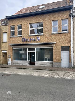 <p>Dit stevig pand met unieke waaier aan mogelijkheden heeft een bruikbare vloeroppervlakte van 460m2 en een gevelbreedte van 10 meter.</p>
<p>Deze veelzijdige eigendom met op het gelijkvloers een inkomhal, polyvalente ruimte van ca 220 m2 (3,20 meter plafondhoogte), bureel, droge kelder, tuin/koer met berging kan gebruikt worden als winkel, opslagruimte, praktijkruimte, atelier, toonzaal, loft… Ideaal voor wie ruim wil wonen in een rustige buurt, een zelfstandig of vrij beroep, voor wie wonen en werken wil combineren of op zoek is naar een interessante investering/project.</p>
<p>Op het verdiep is een lichtrijke leefruimte, keuken, badkamer (bad, toilet en lavabo), berging, 2 slaapkamers en een vaste trap naar een grote zolder die kan afgewerkt worden met extra slaapkamers. Dankzij de 2 afzonderlijke ingangen biedt het pand heel wat mogelijkheden.</p>
<p>Vlotte verbinding naar winkels, openbaar vervoer, scholen, E40, 5 minuten van centrum Oostende, op 3 minuten van natuurdomein ’t Bosje, 10 minuten van zee en strand .</p>
<p>Deze woning is te koop zonder makelaar via het concept van Smart Houses! Verdere info of bezoek? Contacteer rechtstreeks de eigenaar via +32479332527</p>