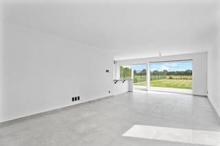 <p>ALTRO VASTGOED VERKOOPT:<br />Deze kwalitatieve, halfopen nieuwbouwwoning geniet een uitstekende bereikbaarheid. Gelegen aan de zonovergoten rechterkant van het gebouw, geniet u hier op een ruim perceel van een ongeziene lichtinval en een adembenemend, open zicht op de achterliggende velden.<br />De troef van het gelijkvloers is de riante living met open, hoogwaardige leefkeuken. Deze is voorzien van een groot kookeiland met geïntegreerde kookplaatafzuiging en enorm veel opbergruimte, met een perfect zicht op de leefruimte en tuin. Aan de inkomhal bevindt zich een gastentoilet en een aparte kamer, ideaal als bureau of praktijkruimte. Daarnaast beschikt de woning over een handige wasberging met rechtstreekse toegang tot de inpandige garage met elektrische poort en een ruime oprit.<br />Op de eerste verdieping wachten 3 ruime slaapkamers en een royale, luxueuze badkamer compleet met inloopdouche, ligbad, toilet en een dubbele lavabo.<br />Ook technisch en buiten is alles tot in de puntjes afgewerkt: de tuin is reeds aangelegd, volledig omheind en voorzien van een platform voor een tuinhuis. Dankzij de warmtepomp en zonnepanelen woont u hier bovendien uiterst energiezuinig.<br />Transparante prijsberekening:<br />Om u als koper volledige duidelijkheid en financiële gemoedsrust te bieden, rekenen wij de verkoop vooraf helder voor u uit. Deze woning wordt verkocht onder het opgesplitste stelsel van btw op de constructie en verkooprechten (registratierechten) op de grond. Rekening houdend met al deze wettelijke belastingen en heffingen, komt de totale investering voor deze woning exact uit op <strong>€ 540.990</strong> inclusief alle kosten. <br />Betaalbare en volledig afgewerkte nieuwbouw is schaars op de markt. Deze woning is beslist uw bezoek waard!<br />Interesse? Maak snel uw afspraak:<br />Leen De Clercq – Altro Vastgoed<br />0478 69 84 34 | leen@altro-vastgoed.be</p>