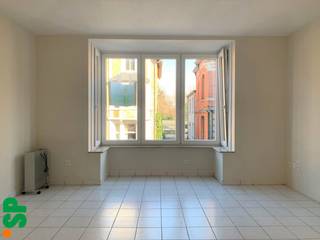 Gerenoveerde studio op de eerste verdieping in het centrum van Geel. <br /><br />Indeling: Men komt binnen in een inkomhal met hier een apart toilet en de ingerichte badkamer (tegels, lavabomeubel, douche). Voorts is er een living/slaapkamer met een kitchenette (kasten, dampkap, elektrisch kookvuur, enkele spoelbak en koelkast) voorzien.<br /><br />Troeven van deze studio: <br />- Momenteel verhuurd aan €460 + €40 /maand, ideaal als investering<br />- EPC: 213 kWh / (m² jaar) - Label C<br />- In de straat is er voldoende parkeergelegenheid aanwezig<br />- Combineert comfort, een gunstige ligging en een interessant rendement. Perfect voor zowel eigen bewoning als belegging!<br /><br />Voor meer informatie of een bezoek ter plaatse, kan u contact opnemen met IMMO SP via 014 59 10 20 of mailen naar jill@immosp.be. Benieuwd naar de waarde van uw eigen woning? Vraag vrijblijvend een gratis verkoopanalyse aan – wij helpen u graag verder!