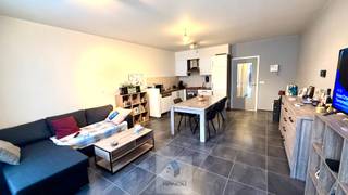 Op een uitstekende locatie bevindt zich dit charmante gelijkvloerse appartement.<br />Dankzij de centrale ligging op wandelafstand van het station, openbaar vervoer, winkels en het stadscentrum geniet u hier van een optimale bereikbaarheid en alle dagelijkse voorzieningen binnen handbereik.<br /><br />Het appartement verwelkomt u via een inkomhal die toegang biedt tot de gezellige en lichtrijke leefruimte met een open, volledig uitgeruste keuken.<br /><br />Aansluitend bevindt zich een praktische berging met aansluiting voor een wasmachine.<br /><br />Verder beschikt het appartement over een comfortabele slaapkamer, een verzorgde douchekamer en een apart gastentoilet<br />.<br />Achteraan geniet u van een gezellig <strong>privatief stadstuintje</strong>, een ideale plek om in alle rust te ontspannen. Bovendien is er een handige buitenberging aanwezig.<br /><br />Tot het appartement behoort eveneens een <strong>privatieve autostaanplaats</strong> op een afgesloten parking.<br />Daarnaast kunnen de bewoners gebruikmaken van een gemeenschappelijke fietsenstalling.<br /><br />Een extra troef is dat het appartement momenteel verhuurd is waardoor u als investeerder meteen geniet van een verzekerd huurrendement zonder leegstand. Uiteraard leent deze eigendom zich ook perfect als toekomstige eigen woonst dankzij de praktische indeling, de aangename buitenruimte en de uitstekende ligging.<br /><br />Kortom, een verzorgde en interessante eigendom die comfort, bereikbaarheid en investeringspotentieel moeiteloos combineert.