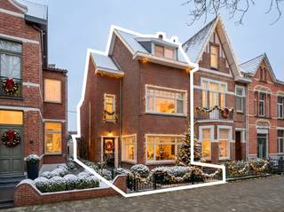 De woning beschikt op het gelijkvloers over een ruime inkomhal met gastentoilet, een prachtige leefruimte met open keuken, een wasplaats en kelder...